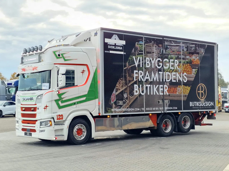 Scania R580 V8 NGS Highline 6x2 - Box with sidedoors - Loadlift - Retarder - Full air - 475 wb - شاحنة مقفلة: صورة 3 Scania R580 V8 NGS Highline 6x2 - Box with sidedoors - Loadlift - Retarder - Full air - 475 wb - شاحنة مقفلة: صورة 3