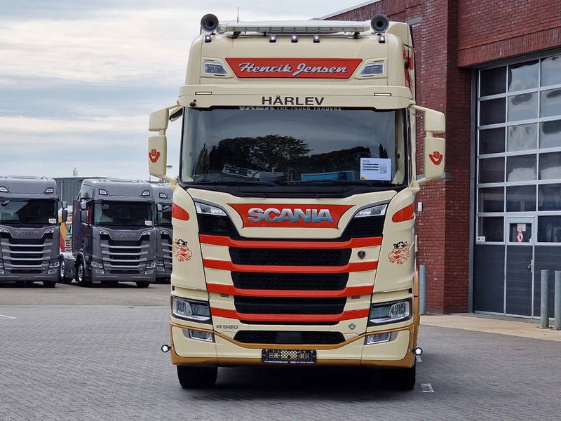 Scania R580 V8 NGS Highline 6x2 - PTO/Hydraulic - 2.95 WB - Retarder - Night clima - Custom interior - وحدة جر: صورة 2 Scania R580 V8 NGS Highline 6x2 - PTO/Hydraulic - 2.95 WB - Retarder - Night clima - Custom interior - وحدة جر: صورة 2