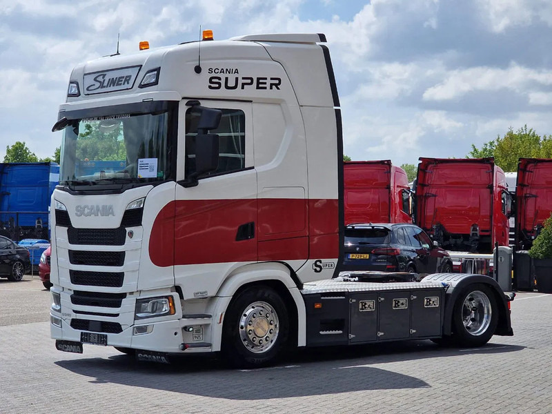 Scania S520 V8 NGS Highline 4x2 - Low deck - Retarder - Custom interior - Night clima - Full air - Led - Navi - وحدة جر: صورة 3 Scania S520 V8 NGS Highline 4x2 - Low deck - Retarder - Custom interior - Night clima - Full air - Led - Navi - وحدة جر: صورة 3
