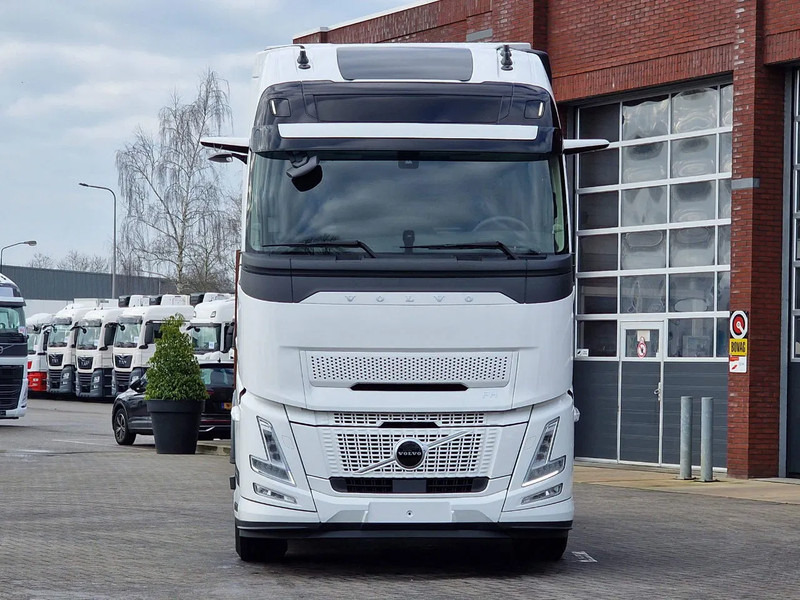 Volvo FH 13.500 Aero Globetrotter XL 4x2 - I Save - I parkcool - 2x tank - Mirror cams - وحدة جر: صورة 2 Volvo FH 13.500 Aero Globetrotter XL 4x2 - I Save - I parkcool - 2x tank - Mirror cams - وحدة جر: صورة 2