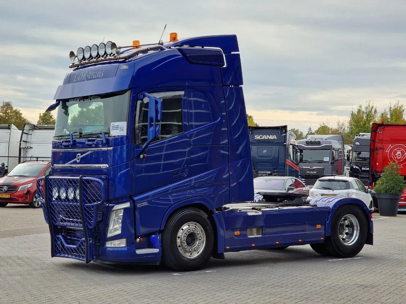 Volvo FH 13.500 Globetrotter 4x2 - Full air - Bull bar - Leather - Fridge - Lightbar - وحدة جر: صورة 3 Volvo FH 13.500 Globetrotter 4x2 - Full air - Bull bar - Leather - Fridge - Lightbar - وحدة جر: صورة 3