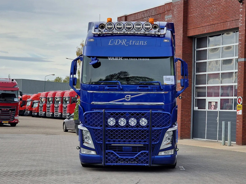 Volvo FH 13.500 Globetrotter 4x2 - Full air - Bull bar - Leather - Fridge - Lightbar - وحدة جر: صورة 2 Volvo FH 13.500 Globetrotter 4x2 - Full air - Bull bar - Leather - Fridge - Lightbar - وحدة جر: صورة 2