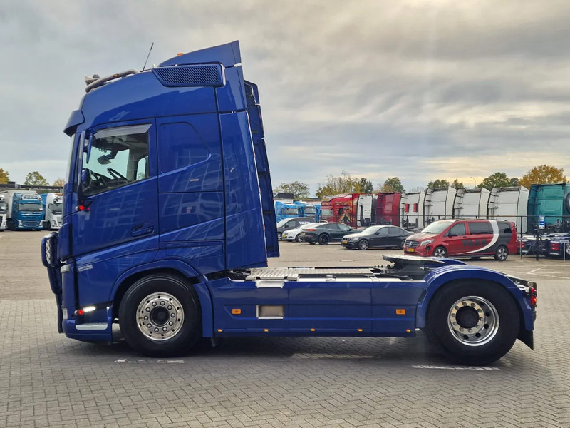 Volvo FH 13.500 Globetrotter 4x2 - Full air - Bull bar - Leather - Fridge - Lightbar - وحدة جر: صورة 4 Volvo FH 13.500 Globetrotter 4x2 - Full air - Bull bar - Leather - Fridge - Lightbar - وحدة جر: صورة 4