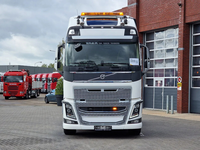 Volvo FH 16.750 Globetrotter XL 6x4 - Retarder - HUB Reduction - Low KM - Euro 5 - وحدة جر: صورة 2 Volvo FH 16.750 Globetrotter XL 6x4 - Retarder - HUB Reduction - Low KM - Euro 5 - وحدة جر: صورة 2
