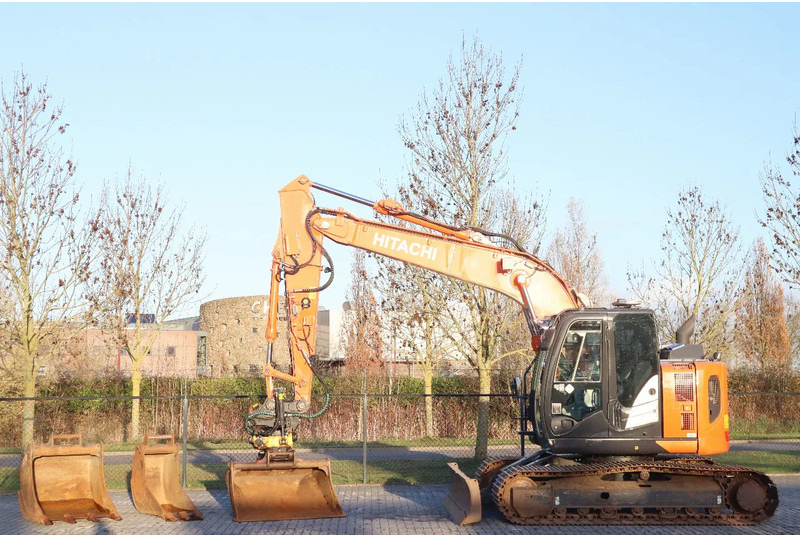 Hitachi ZX135 US-6 | ROTOTILT | DOZERBLADE | 2D GPS | 3X BUCKET - حفار زحاف: صورة 1 Hitachi ZX135 US-6 | ROTOTILT | DOZERBLADE | 2D GPS | 3X BUCKET - حفار زحاف: صورة 1