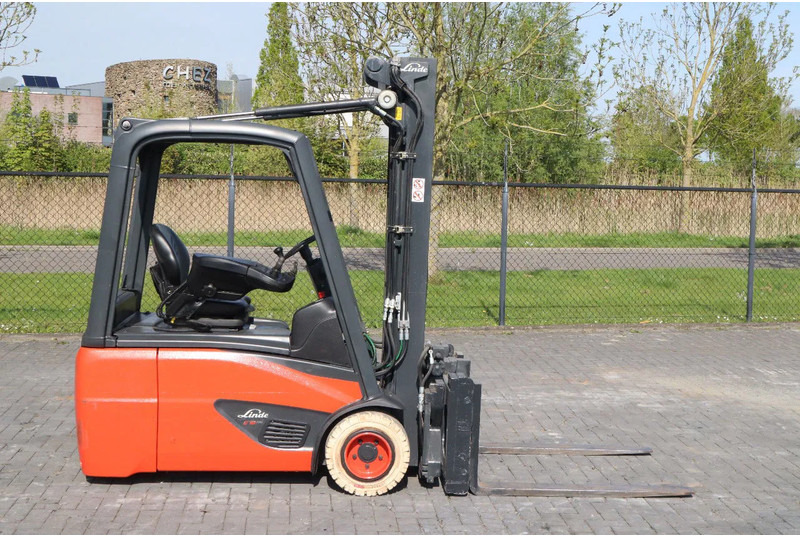 Linde E18 -02 | ROTATOR FORKS | SIDESHIFT - رافعة شوكية كهربائية: صورة 4 Linde E18 -02 | ROTATOR FORKS | SIDESHIFT - رافعة شوكية كهربائية: صورة 4