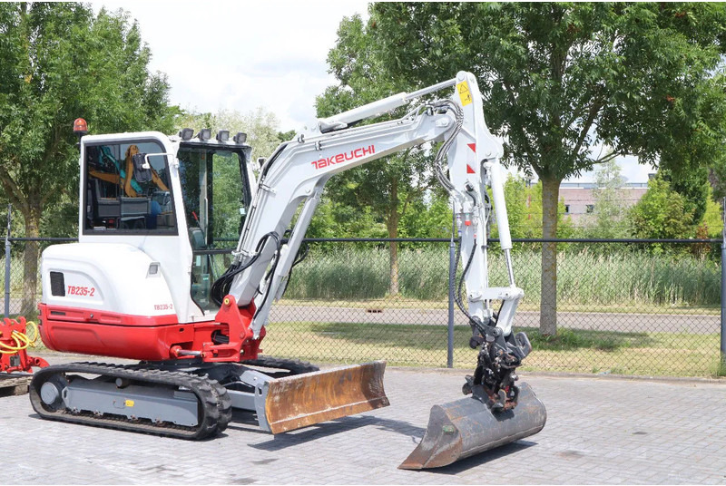 حفارة مُصَّغرة Takeuchi TB235-2 | TREE CUTTER | GRAB | TILT + 5 ATTACHMENTS: صورة 6