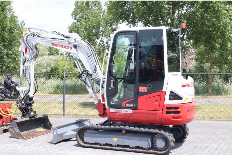 Takeuchi TB235-2 | TREE CUTTER | GRAB | TILT + 5 ATTACHMENTS - حفارة مُصَّغرة: صورة 4 Takeuchi TB235-2 | TREE CUTTER | GRAB | TILT + 5 ATTACHMENTS - حفارة مُصَّغرة: صورة 4