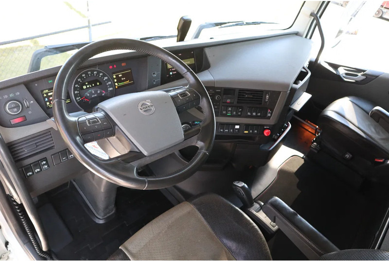 Interior photo 1: Volvo FH 540 | 8X4 | TANDEMLIFT | RETARDER | BIG AXLES | EURO 6 Volvo FH 540 | 8X4 | TANDEMLIFT | RETARDER | BIG AXLES | EURO 6