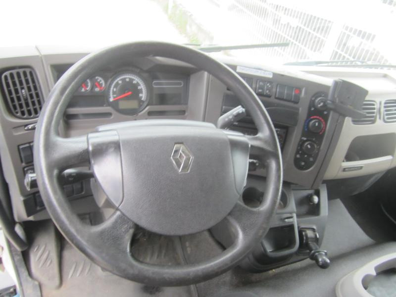 Interior photo 1: شاحنة مقفلة Renault Midlum 220 DXI Interior photo 1: شاحنة مقفلة Renault Midlum 220 DXI