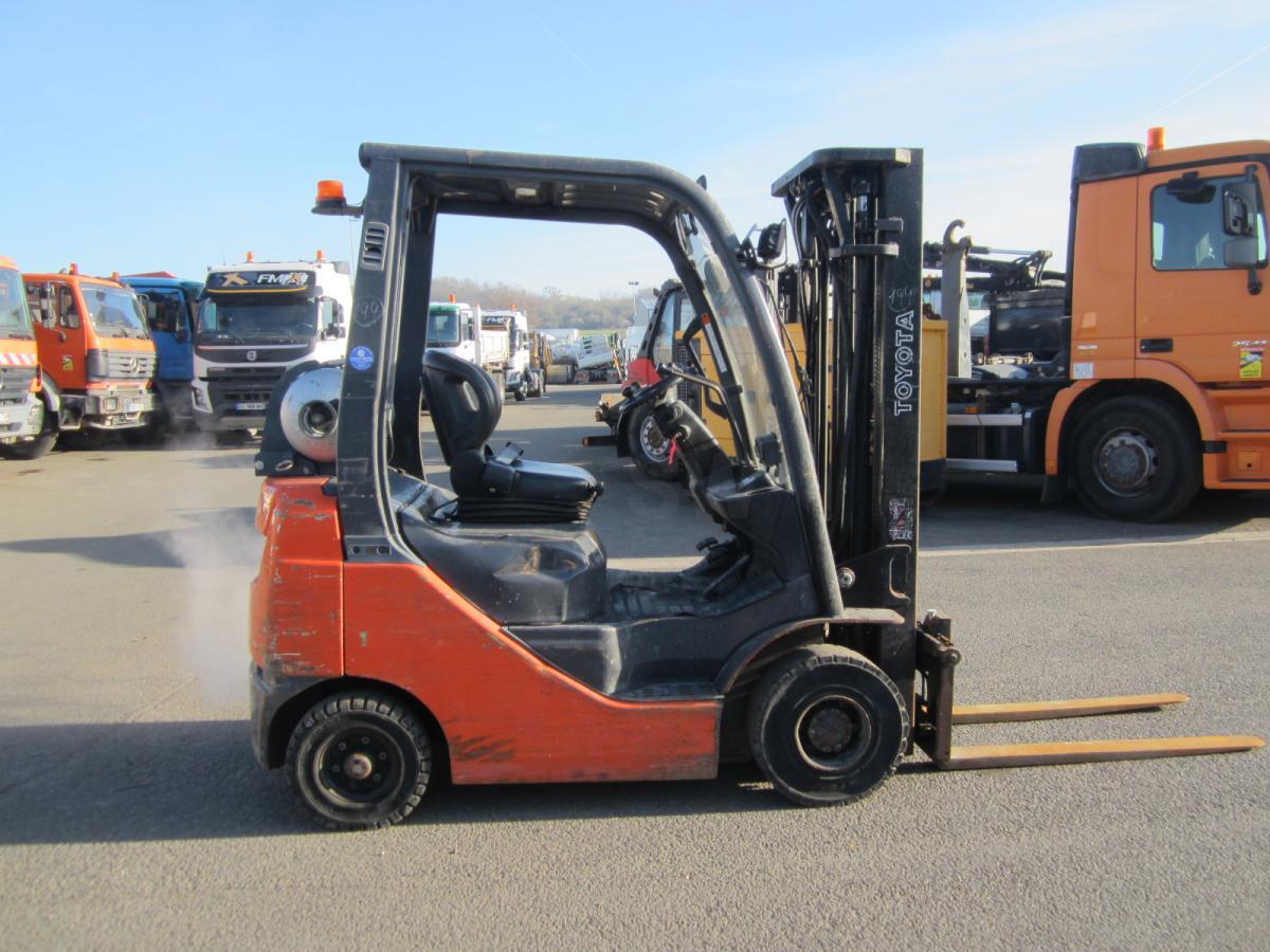 Toyota 02-8FGF18 - رافعة شوكية تعمل بالغاز: صورة 1 Toyota 02-8FGF18 - رافعة شوكية تعمل بالغاز: صورة 1