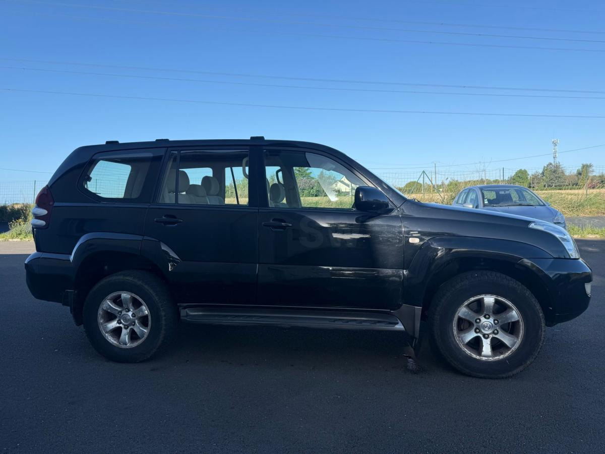 Toyota Land Cruiser - سيارة دفع رباعي: صورة 2 Toyota Land Cruiser - سيارة دفع رباعي: صورة 2