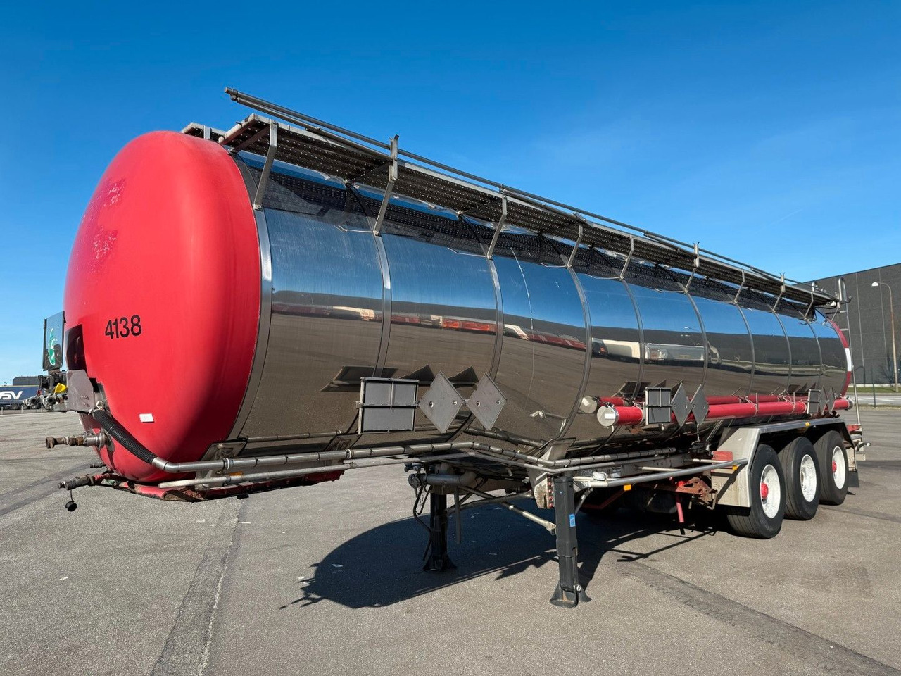 Burg 3 axle 3 compartments 32.200 L ADR - نصف مقطورة صهريج: صورة 1 Burg 3 axle 3 compartments 32.200 L ADR - نصف مقطورة صهريج: صورة 1