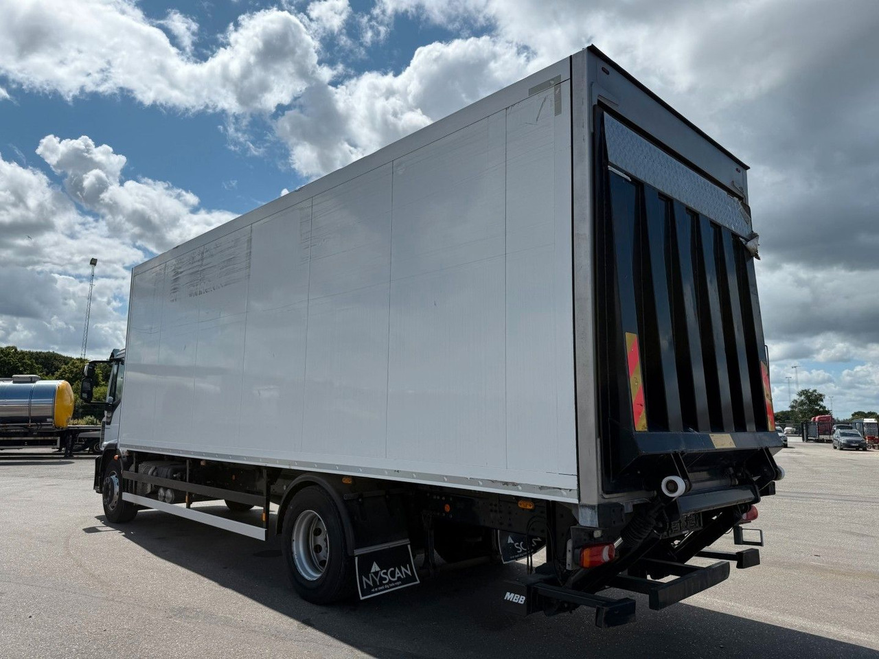 Iveco 180E32 4x2 Schmitz / Thermo King T-1200R Spectru Iveco 180E32 4x2 Schmitz / Thermo King T-1200R Spectru - شاحنة الفريزر: صورة 4 Iveco 180E32 4x2 Schmitz / Thermo King T-1200R Spectru Iveco 180E32 4x2 Schmitz / Thermo King T-1200R Spectru - شاحنة الفريزر: صورة 4
