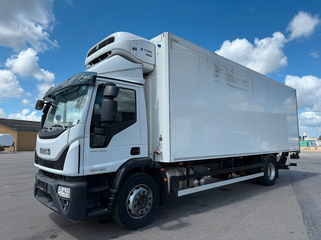 Iveco 180E32 4x2 Schmitz / Thermo King T-1200R Spectru Iveco 180E32 4x2 Schmitz / Thermo King T-1200R Spectru - شاحنة الفريزر: صورة 1 Iveco 180E32 4x2 Schmitz / Thermo King T-1200R Spectru Iveco 180E32 4x2 Schmitz / Thermo King T-1200R Spectru - شاحنة الفريزر: صورة 1