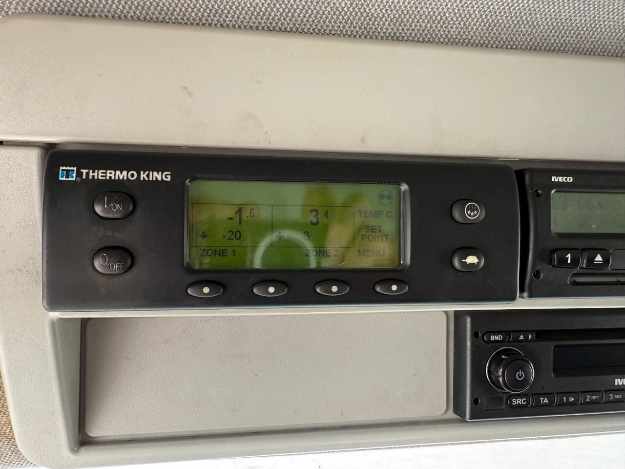 شاحنة الفريزر Iveco 180E32 4x2 Schmitz / Thermo King T-1200R Spectru Iveco 180E32 4x2 Schmitz / Thermo King T-1200R Spectru: صورة 21