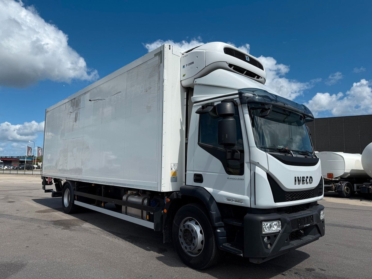 Iveco 180E32 4x2 Schmitz / Thermo King T-1200R Spectru Iveco 180E32 4x2 Schmitz / Thermo King T-1200R Spectru - شاحنة الفريزر: صورة 2 Iveco 180E32 4x2 Schmitz / Thermo King T-1200R Spectru Iveco 180E32 4x2 Schmitz / Thermo King T-1200R Spectru - شاحنة الفريزر: صورة 2