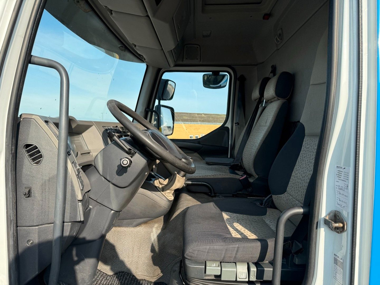 Renault Midlum 220 DXI 4x2 6.0 Box / Koffer - شاحنة مقفلة: صورة 5 Renault Midlum 220 DXI 4x2 6.0 Box / Koffer - شاحنة مقفلة: صورة 5
