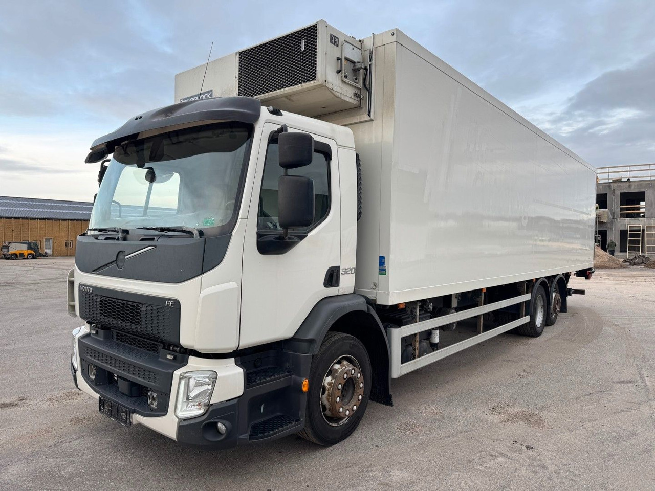 Volvo FE320 6x2*4 Frigoblock FK25SL 9.9 m Frigobox - شاحنة الفريزر: صورة 1 Volvo FE320 6x2*4 Frigoblock FK25SL 9.9 m Frigobox - شاحنة الفريزر: صورة 1