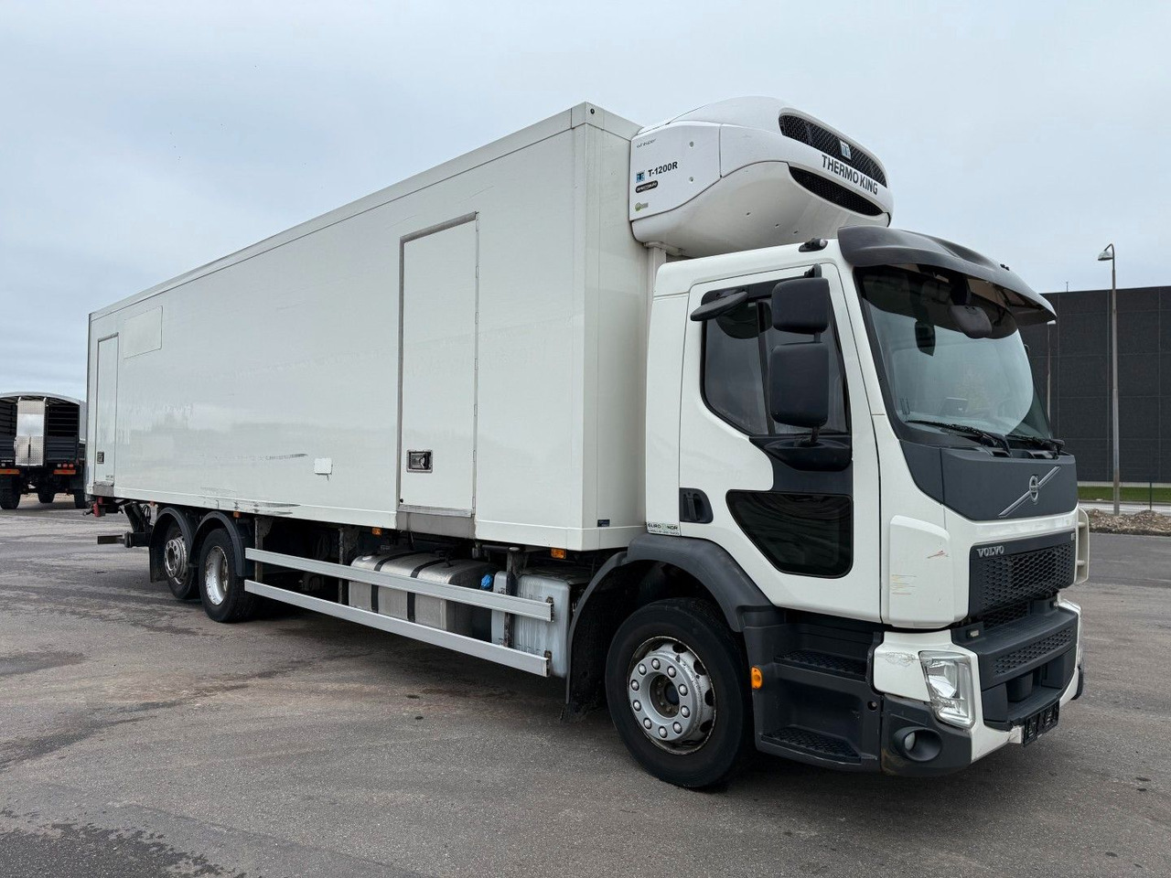 Volvo FE320 6x2*4 TK T1200-R Spectrum 9,80 m. koffer - شاحنة الفريزر: صورة 2 Volvo FE320 6x2*4 TK T1200-R Spectrum 9,80 m. koffer - شاحنة الفريزر: صورة 2