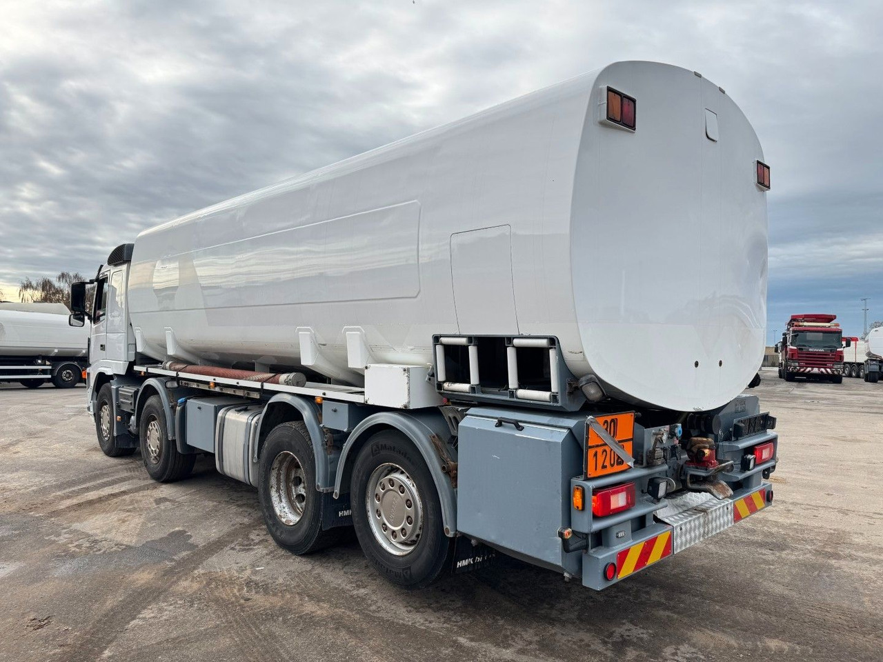 Volvo FM 440 8x2*6 24.000 l. ADR Tanktruck - شاحنة صهريج: صورة 4 Volvo FM 440 8x2*6 24.000 l. ADR Tanktruck - شاحنة صهريج: صورة 4