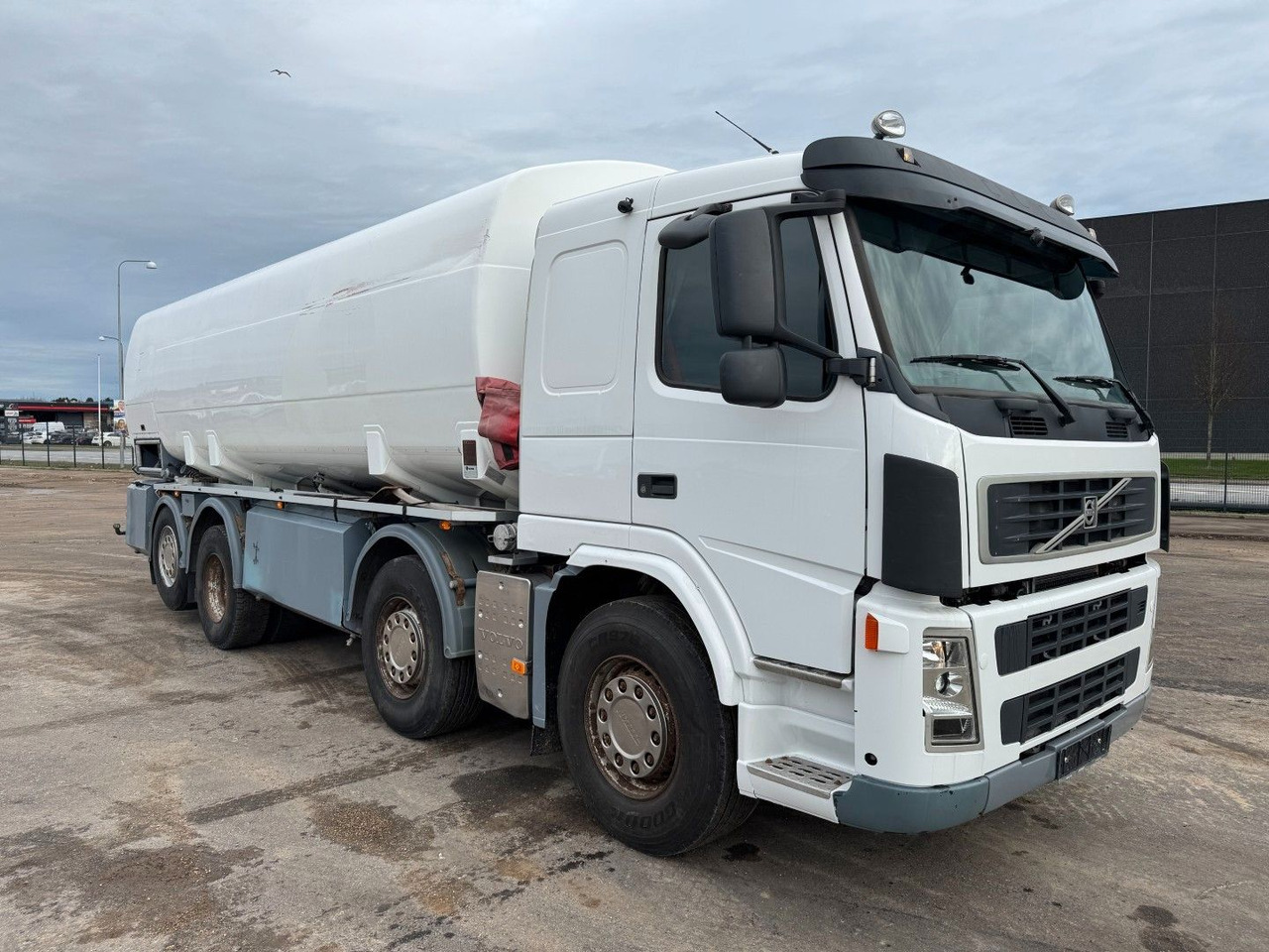 Volvo FM 440 8x2*6 24.000 l. ADR Tanktruck - شاحنة صهريج: صورة 2 Volvo FM 440 8x2*6 24.000 l. ADR Tanktruck - شاحنة صهريج: صورة 2