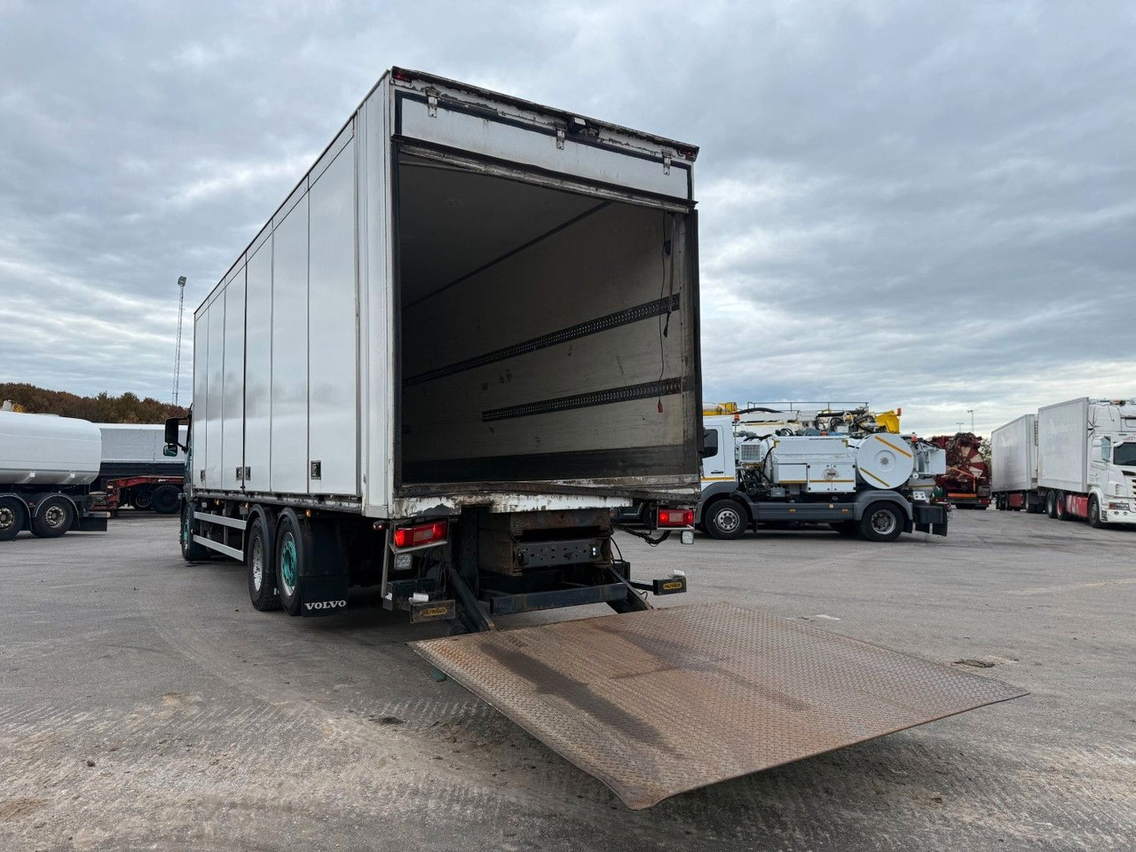 Volvo FM330 6x2*4 Carrier Supra 1050 Nordic - شاحنة الفريزر: صورة 5 Volvo FM330 6x2*4 Carrier Supra 1050 Nordic - شاحنة الفريزر: صورة 5