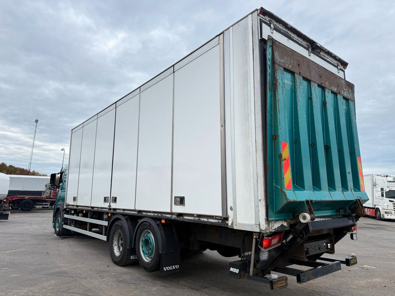 Volvo FM330 6x2*4 Carrier Supra 1050 Nordic - شاحنة الفريزر: صورة 4 Volvo FM330 6x2*4 Carrier Supra 1050 Nordic - شاحنة الفريزر: صورة 4