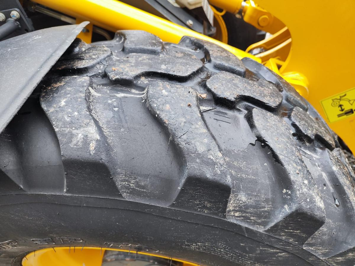 اللودر بعجل Komatsu WA80M-8: صورة 8