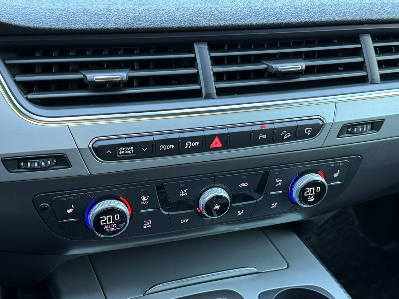 سيارة دفع رباعي Audi Q7: صورة 30