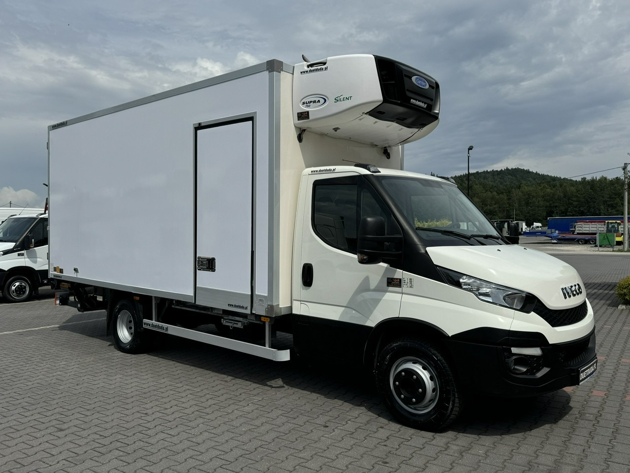 Iveco Daily 70C17 Mroźnia Agregat Carrier Supra 750 10-Palet + Winda - شاحنة مُبرّدة للتوصيل: صورة 1 Iveco Daily 70C17 Mroźnia Agregat Carrier Supra 750 10-Palet + Winda - شاحنة مُبرّدة للتوصيل: صورة 1