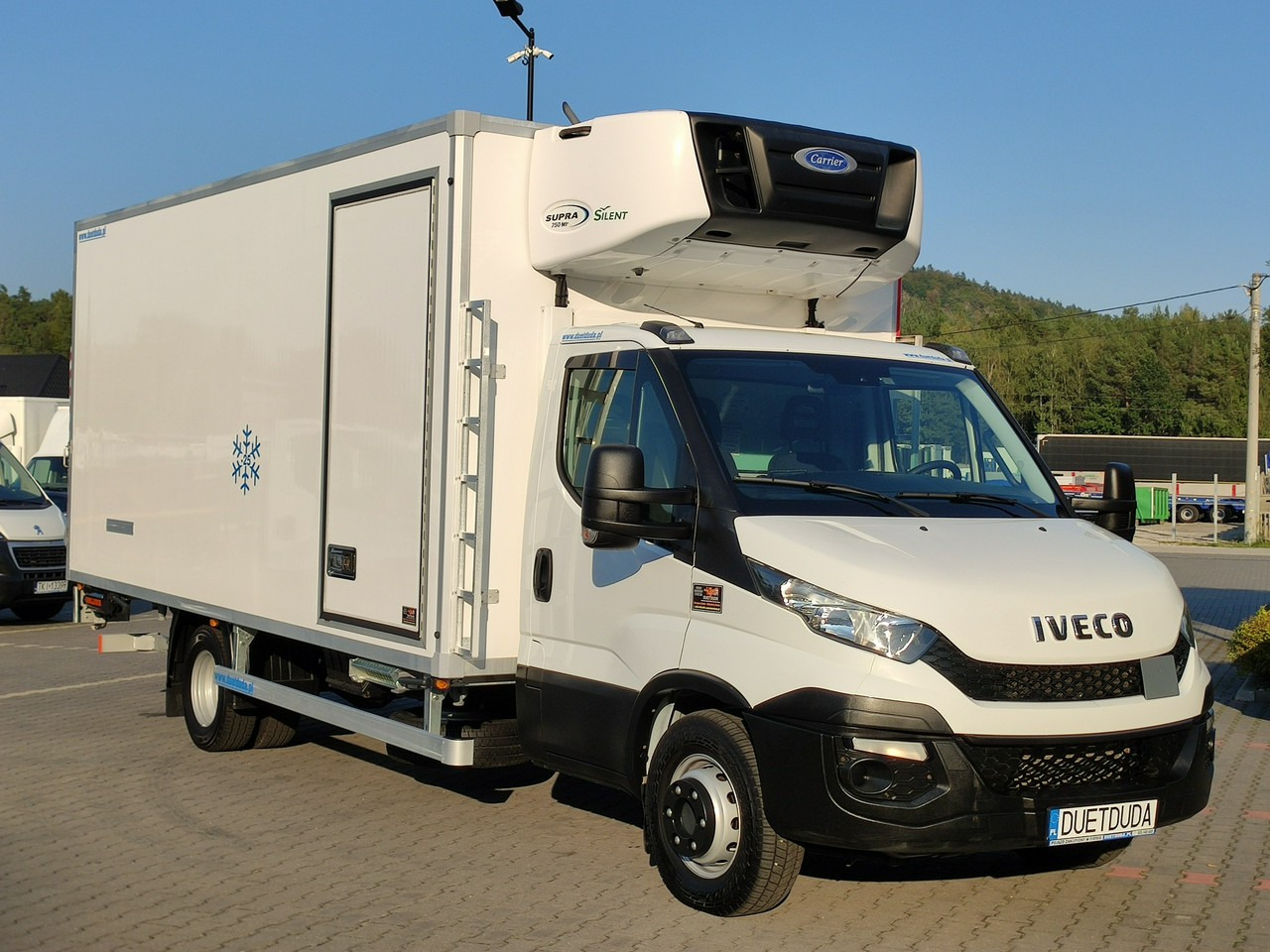 Iveco Daily 70C17 Mroźnia Ściana Grodziowa Multitemperatura - شاحنة مُبرّدة للتوصيل: صورة 2 Iveco Daily 70C17 Mroźnia Ściana Grodziowa Multitemperatura - شاحنة مُبرّدة للتوصيل: صورة 2
