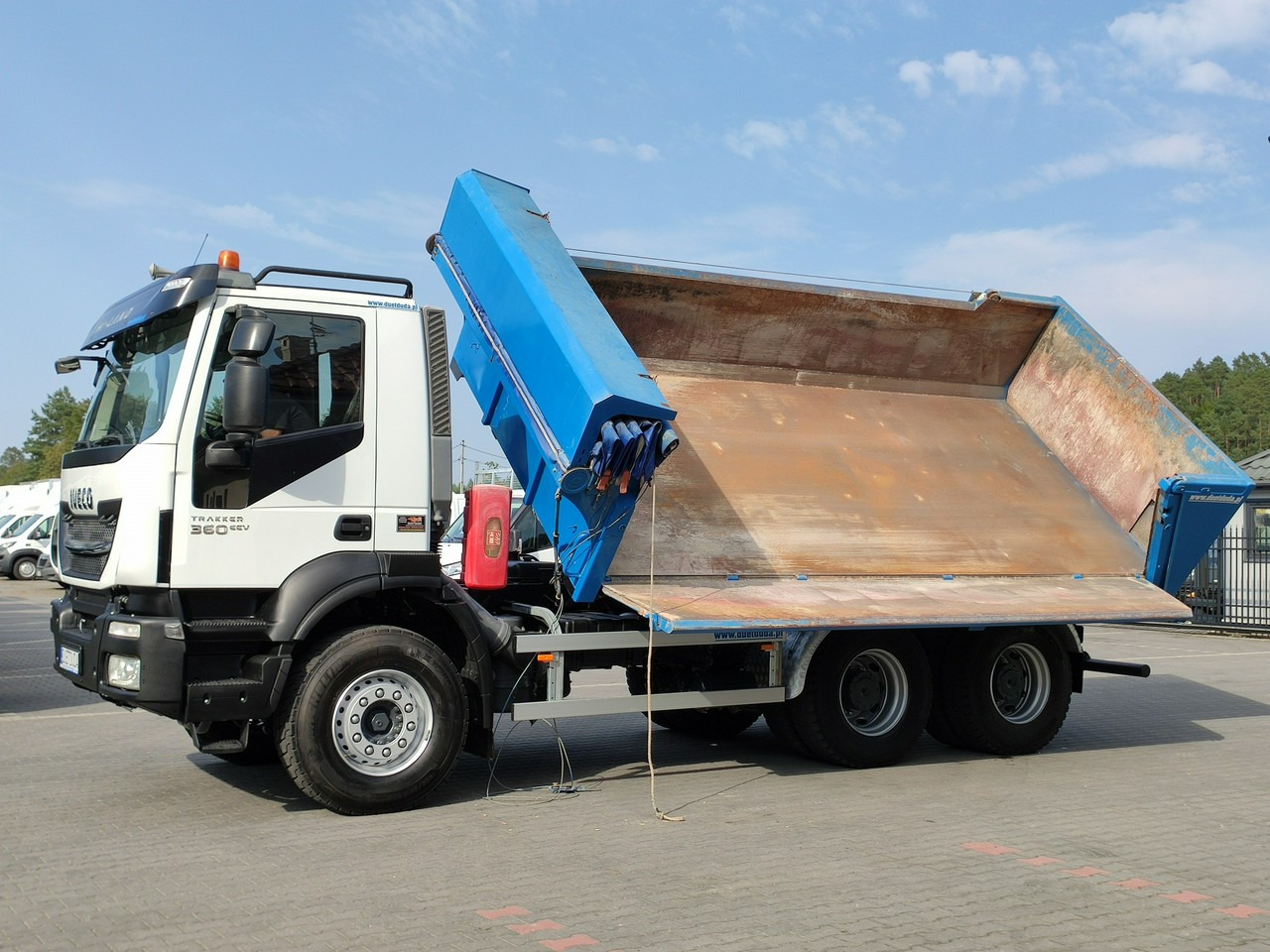 Iveco Trakker 360 EEV Manual 6x4 Wywrot 3-stronny Hydroburta Bok i Tył - شاحنة قلاب: صورة 5 Iveco Trakker 360 EEV Manual 6x4 Wywrot 3-stronny Hydroburta Bok i Tył - شاحنة قلاب: صورة 5