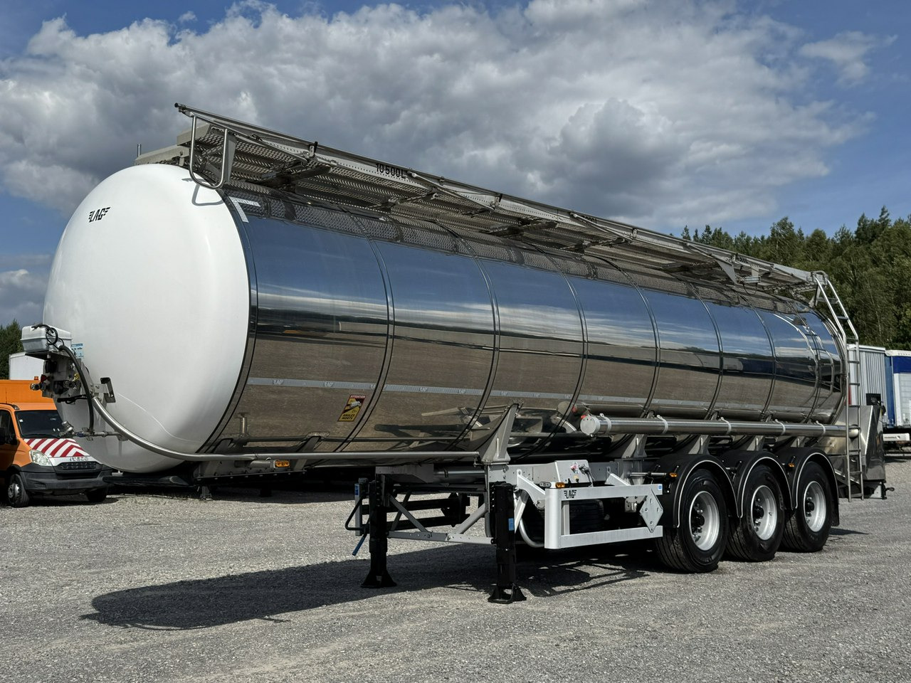 Lag Spożywcza Magyar Izolowana Webasto Pompa Elektryczna do Zrzutu - نصف مقطورة صهريج: صورة 4 Lag Spożywcza Magyar Izolowana Webasto Pompa Elektryczna do Zrzutu - نصف مقطورة صهريج: صورة 4