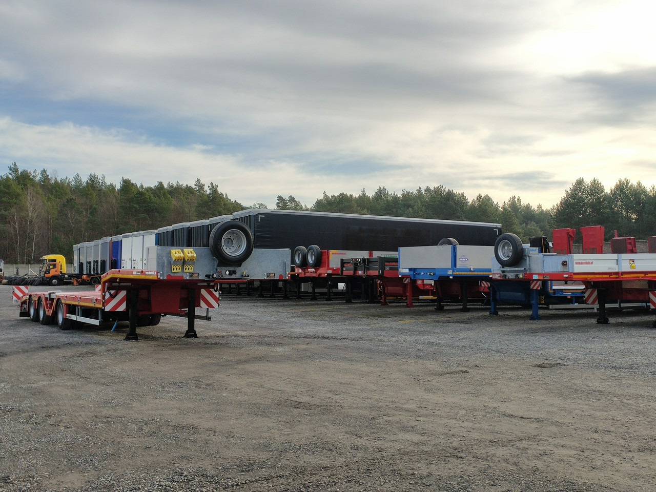 MAX Trailer 3-Osie Oś skrętna Oś Podnoszona Nooteboom - عربة منخفضة مسطحة نصف مقطورة: صورة 3 MAX Trailer 3-Osie Oś skrętna Oś Podnoszona Nooteboom - عربة منخفضة مسطحة نصف مقطورة: صورة 3