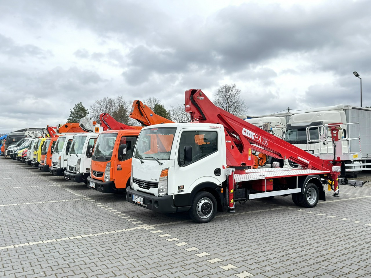Nissan Cabstar - منصة تلسكوبية محمولة على شاحنة: صورة 1 Nissan Cabstar - منصة تلسكوبية محمولة على شاحنة: صورة 1