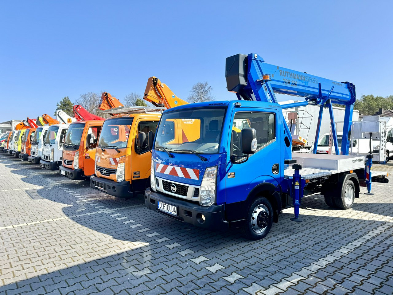Nissan Cabstar - منصة تلسكوبية محمولة على شاحنة: صورة 1 Nissan Cabstar - منصة تلسكوبية محمولة على شاحنة: صورة 1