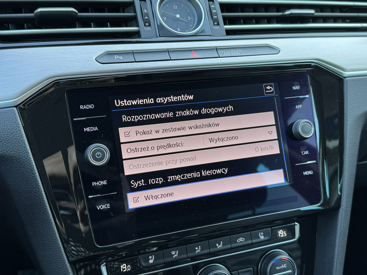سيارة Volkswagen Passat: صورة 28