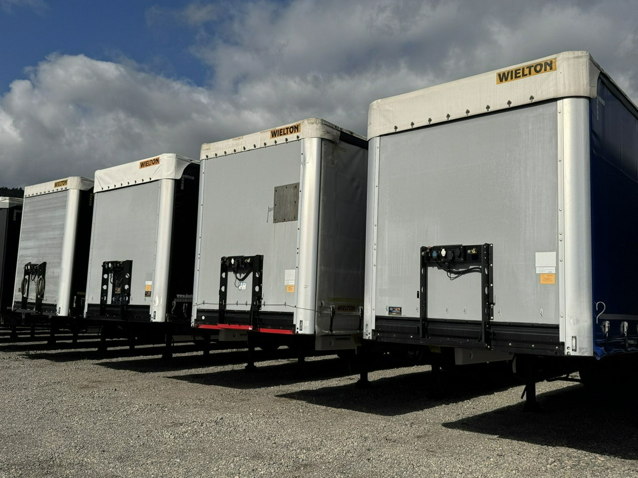 Wielton Standard Osie SAF - نصف مقطورة ستارة: صورة 1 Wielton Standard Osie SAF - نصف مقطورة ستارة: صورة 1