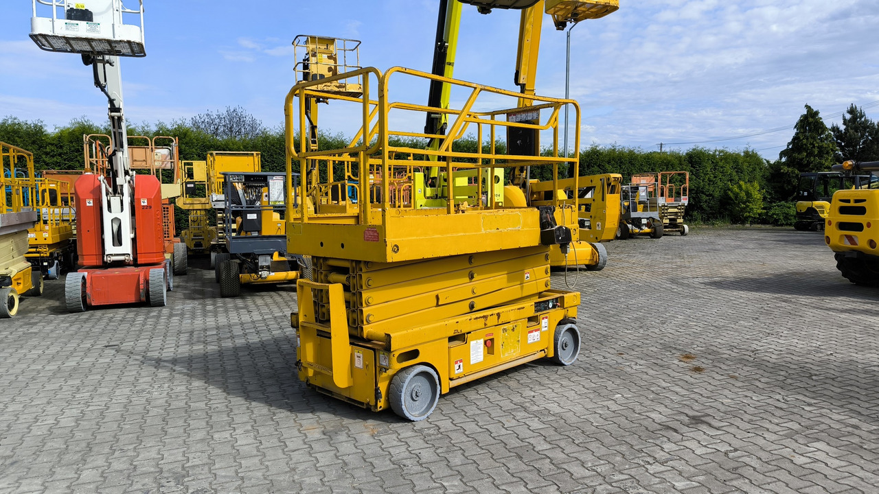 HULOTTE Compact 12 - رافعة هيدروليكية مقصية: صورة 1 HULOTTE Compact 12 - رافعة هيدروليكية مقصية: صورة 1
