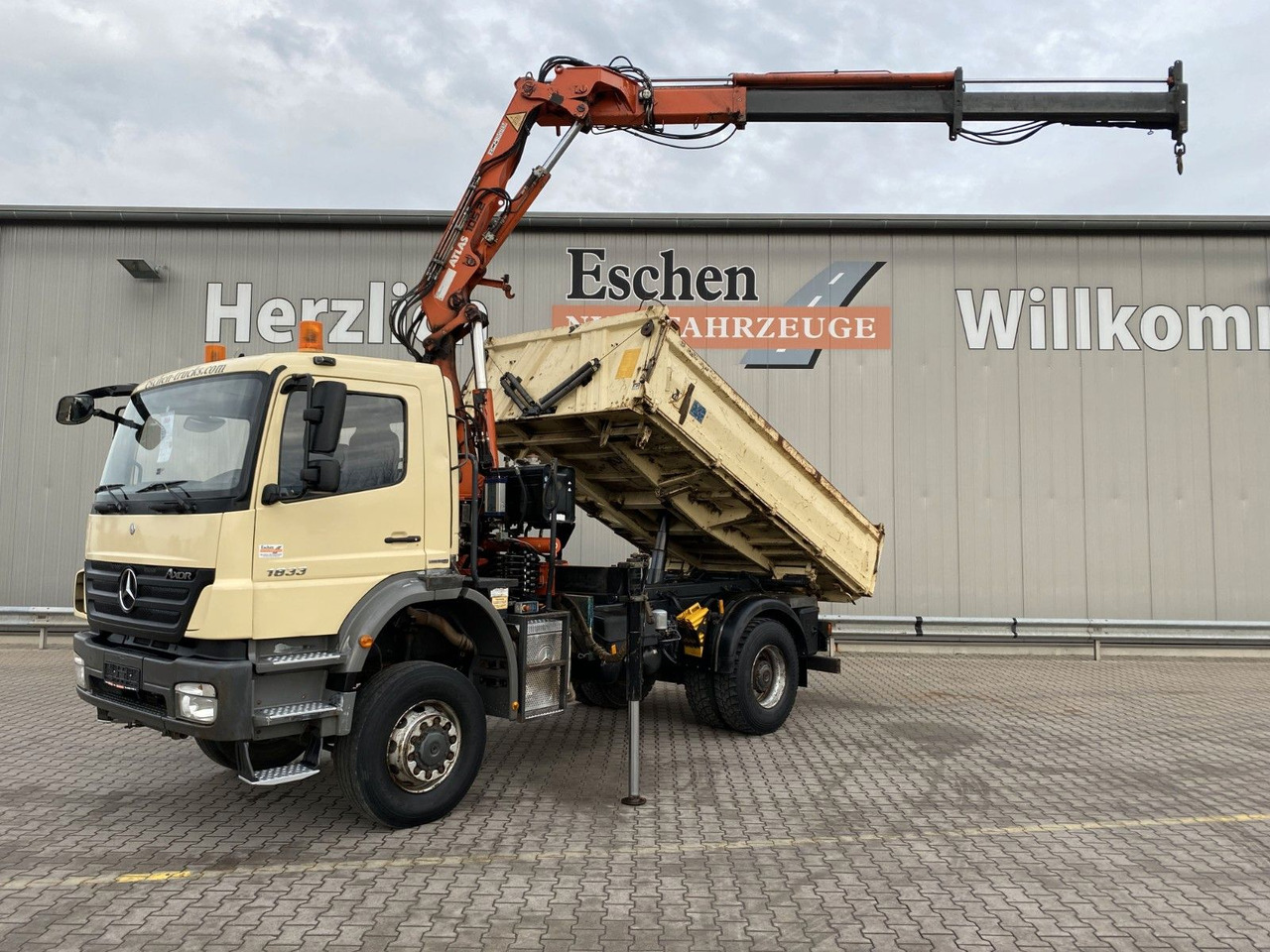 Mercedes-Benz 1833 4x4 Axor | Atlas 105.2-A2*Funk*AHK*3 Sitze - شاحنة قلاب, شاحنة كرين: صورة 1 Mercedes-Benz 1833 4x4 Axor | Atlas 105.2-A2*Funk*AHK*3 Sitze - شاحنة قلاب, شاحنة كرين: صورة 1