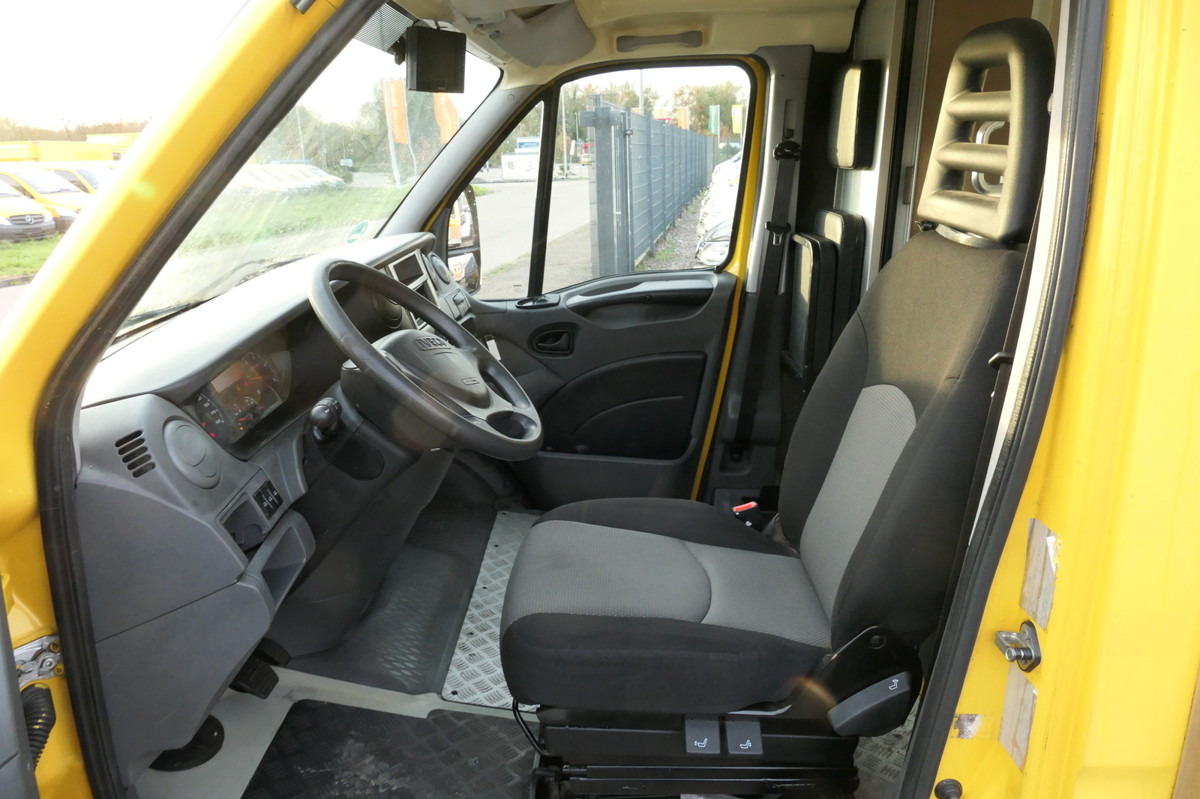 Interior photo 1: شاحنة مغلقة الصندوق IVECO Daily 35 S11 C30C AUTOMATIK KAMERA MAXI KAMERA R