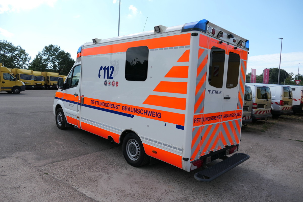 MERCEDES-BENZ 319 Sprinter 6-Zylinder Rettungswagen Strobel - سيارة اسعاف: صورة 4 MERCEDES-BENZ 319 Sprinter 6-Zylinder Rettungswagen Strobel - سيارة اسعاف: صورة 4