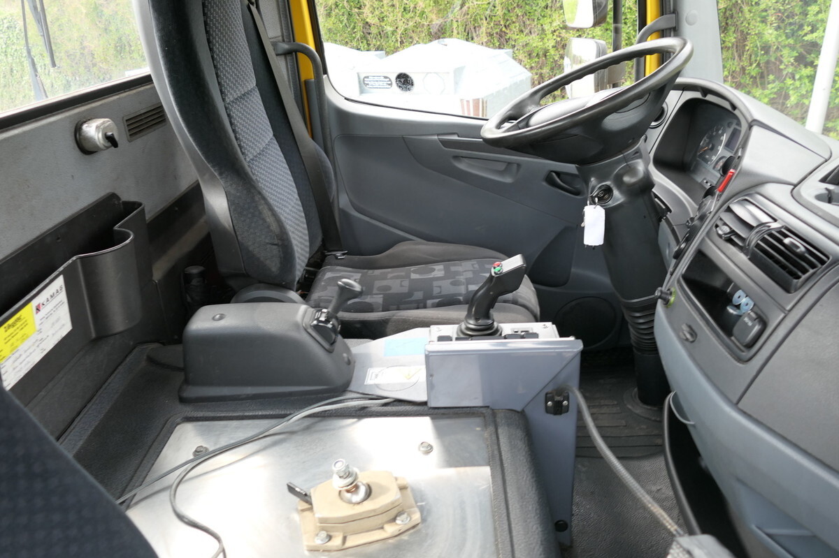 Interior photo 1: شاحنات الحاويات / جسم علوي قابل للتغيير شاحنة MERCEDES-BENZ KAMAG WBH 25 Wiesel Terberg Umsetzfahrz. Sattelk
