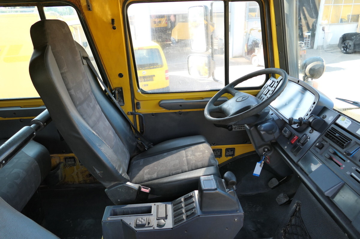 Interior photo 1: UNIMOG U4000 437/25 DoKa EURO-5 UNIMOG U4000 437/25 DoKa EURO-5