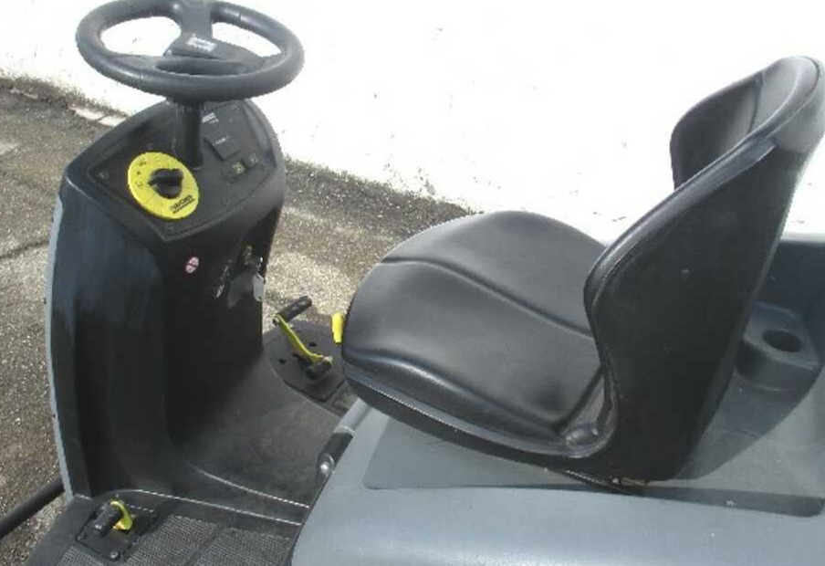 Kärcher KM 100/100 RD - كناسة المناطق الصناعية: صورة 1 Kärcher KM 100/100 RD - كناسة المناطق الصناعية: صورة 1