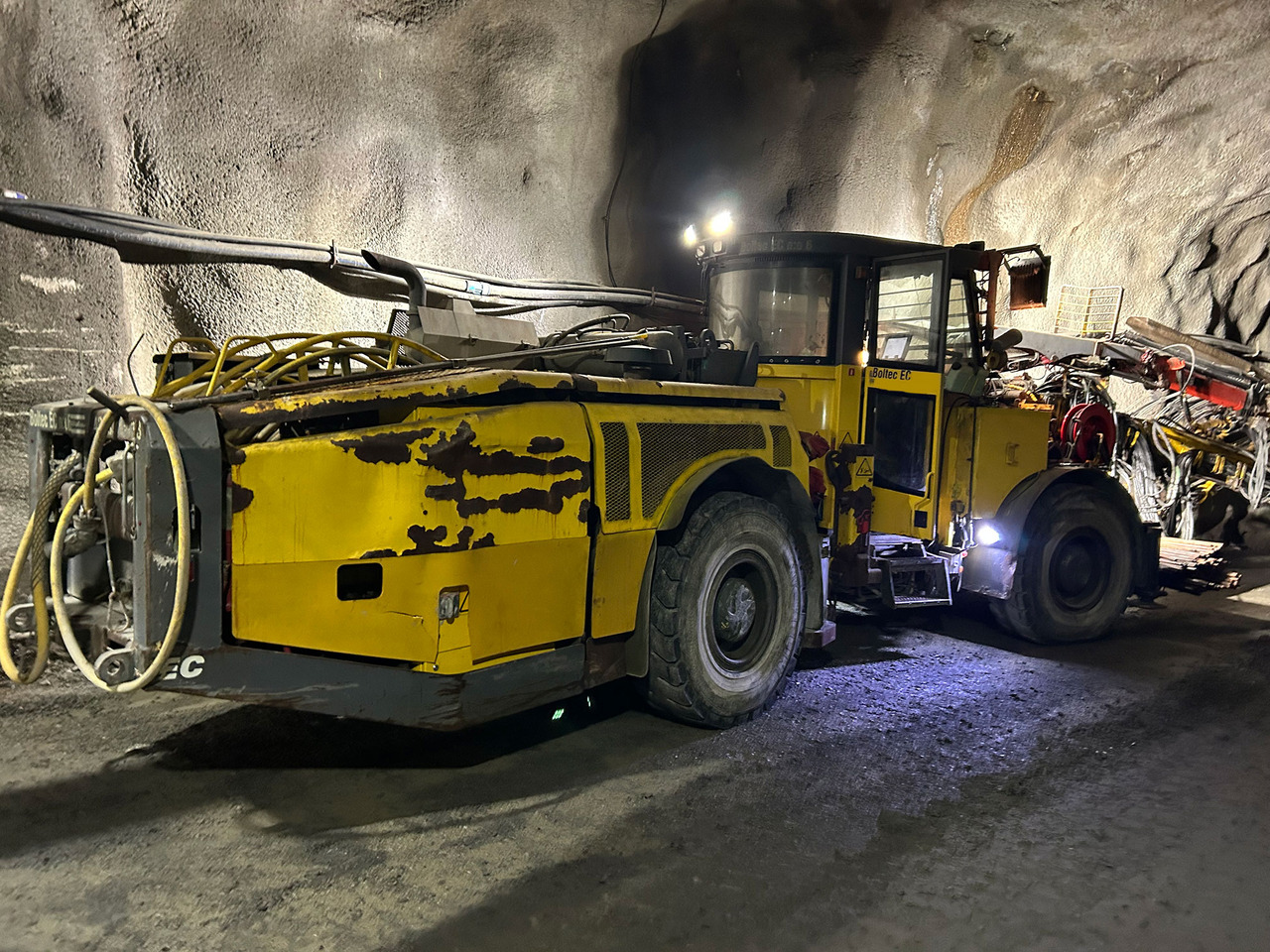 Atlas Copco Boltec EC - آلة حفر موجهة: صورة 1 Atlas Copco Boltec EC - آلة حفر موجهة: صورة 1