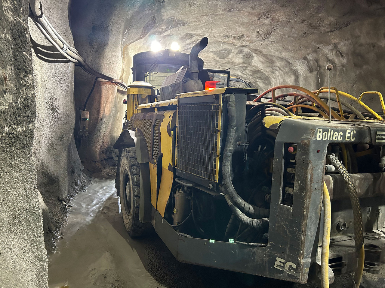 Atlas Copco Boltec EC - آلة حفر موجهة: صورة 3 Atlas Copco Boltec EC - آلة حفر موجهة: صورة 3