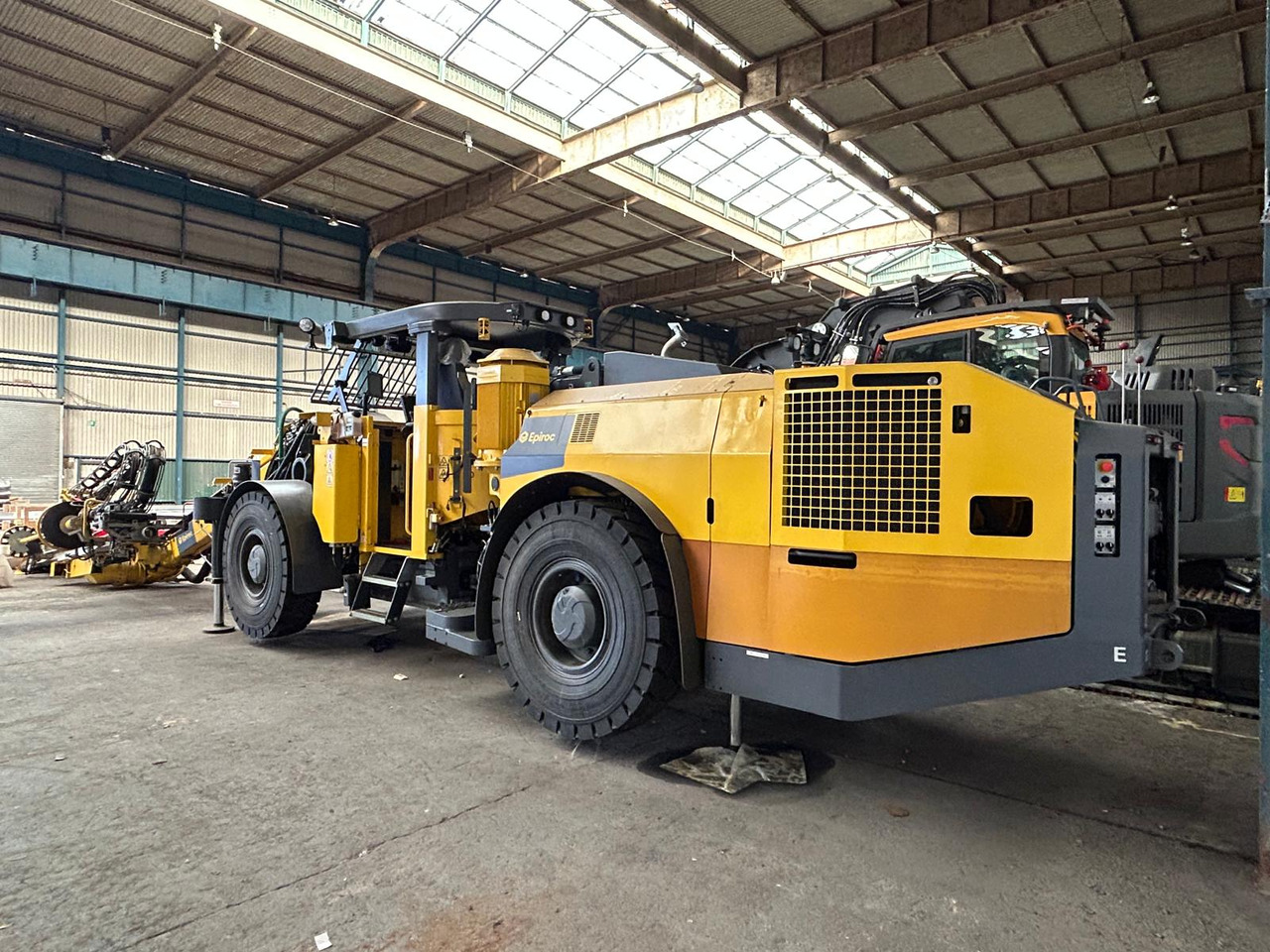 Atlas Copco (Epiroc) Boltec EC - آلة حفر موجهة: صورة 1 Atlas Copco (Epiroc) Boltec EC - آلة حفر موجهة: صورة 1