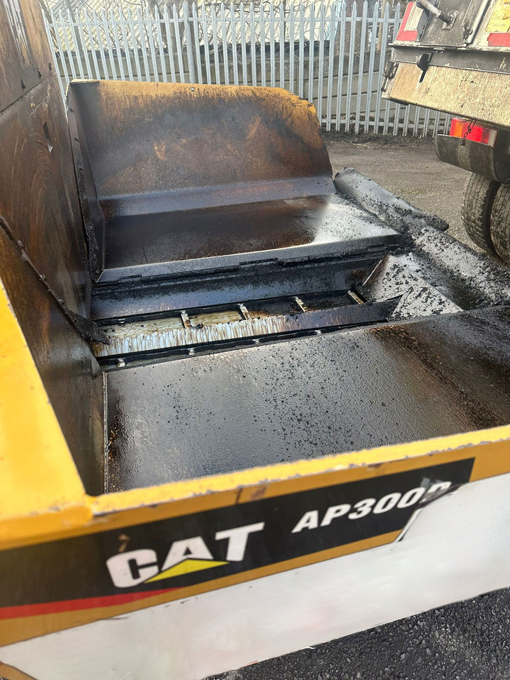 Caterpillar AP300D - مدادة الأسفلت: صورة 5 Caterpillar AP300D - مدادة الأسفلت: صورة 5